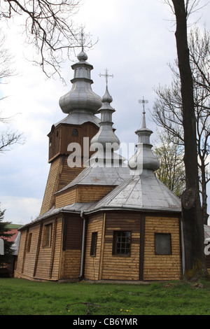 Chiesa in legno nella parte sud orientale della Polonia nel villaggio di Muszynka. Foto Stock