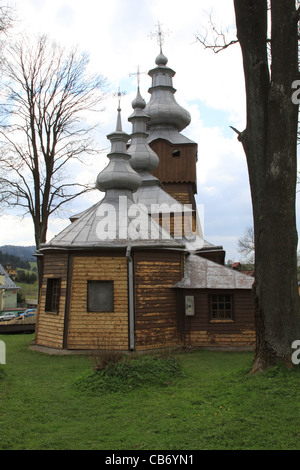 Chiesa in legno nella parte sud orientale della Polonia ion il villaggio di Muszynka. Foto Stock