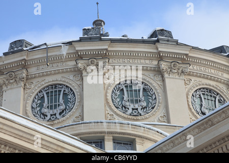 Dettagli architettonici durante l'inverno l'Ateneo Rumeno da Bucarest. Foto Stock