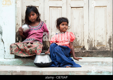 Povero indiano mendicante nomadi ragazze seduti su un indiano street a mendicare. Andhra Pradesh, India Foto Stock