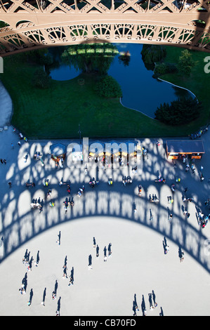 Parigi, wiew sul basamento dall'interno della torre Eiffel Foto Stock