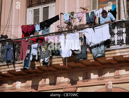 Balconi con lavaggio asciugatura, Havana (La Habana, Cuba Foto Stock