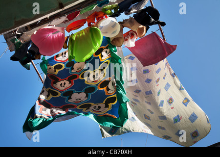 Balconi con lavaggio asciugatura, Havana (La Habana, Cuba Foto Stock