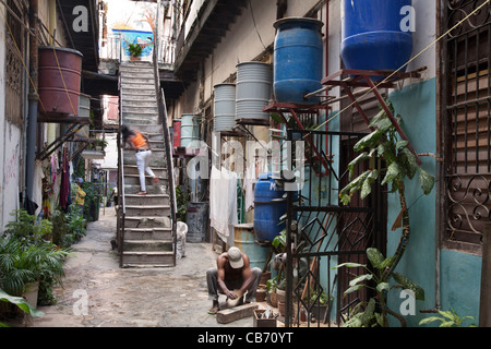 Interno di un alloggiamento multifamily edificio, Havana (La Habana, Cuba Foto Stock