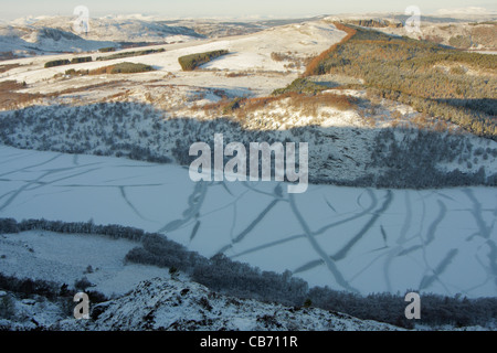 Loch Ruthven in inverno il ghiaccio patterns Scozia UK. Foto Stock