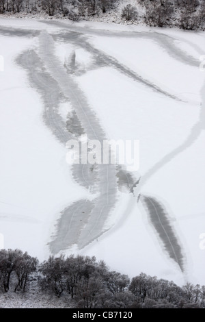 Loch Ruthven in inverno il ghiaccio patterns Scozia UK. Foto Stock