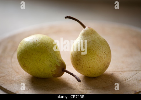 Due rocha pere su un tagliere di legno Foto Stock