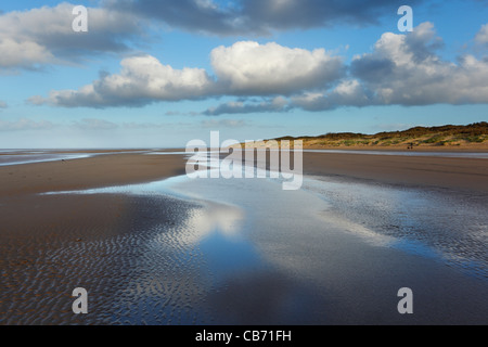 Burnham Beach con ripidi Holm Island in distanza. Burnham-on-Sea. Somerset. In Inghilterra. Regno Unito. Foto Stock