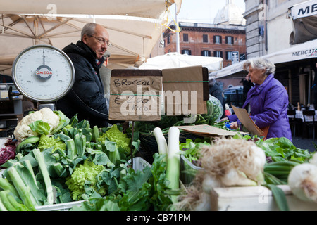 Broccoli e porri in stallo del mercato Foto Stock