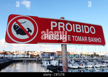 Lingua portoghese segno che vieta la pesca e la balneazione. Foto Stock