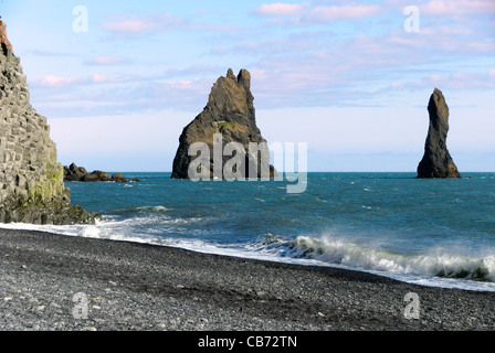 Faraglioni di organo a canne sulla spiaggia di Vik nel sud dell'Islanda Foto Stock