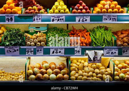 Foto di organico fresco frutta e verdura in un mercato degli agricoltori in stallo. Foto Stock