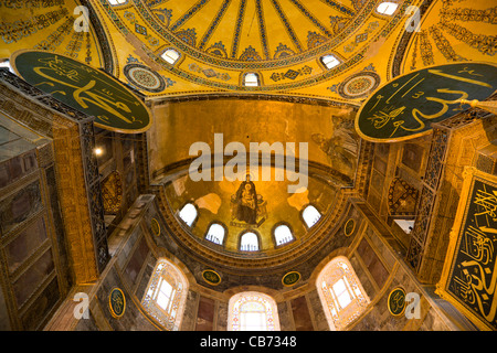 Turchia, Istanbul, Sultanahmet, Haghia Sophia con mosaico absidale della Theotokos o Vergine in trono che tiene il Bambino Gesù Cristo Foto Stock