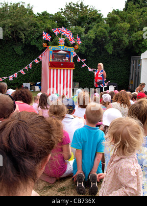 I bambini guardando un punzone e Judy show, Devon, Regno Unito Foto Stock