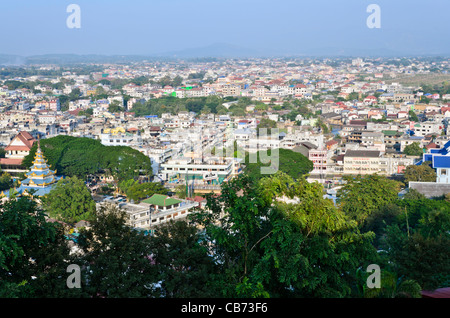 Vista dal tempio Buddista sulla collina di Maesai Thailandia affacciato Tachileik Myanmar (Birmania) Foto Stock