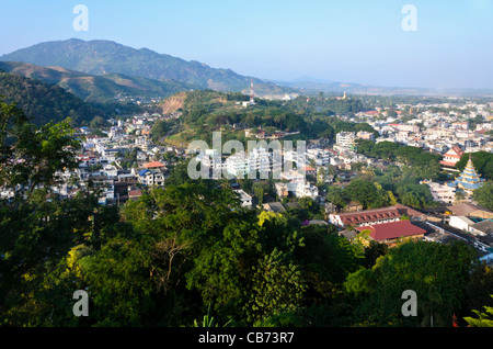 Vista spettacolare dal tempio Buddista sulla collina di Maesai Thailandia affacciato Tachileik Myanmar e le montagne in distanza Foto Stock