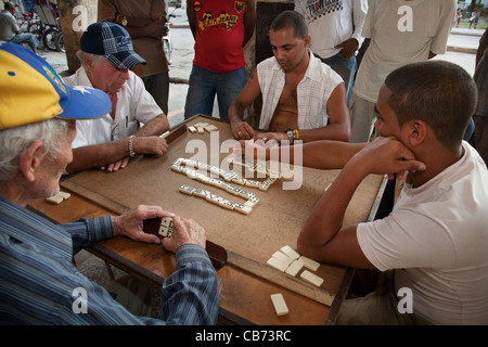 Riproduzione di domino nel pomeriggio da La Recova, Havana (La Habana, Cuba Foto Stock