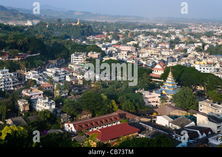 Vista spettacolare dal tempio Buddista sulla collina di Maesai Thailandia affacciato Tachileik Myanmar e le montagne in distanza Foto Stock