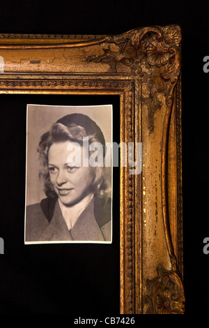 Una vecchia foto di una giovane donna dal 1940s in una vecchia cornice immagine Foto Stock