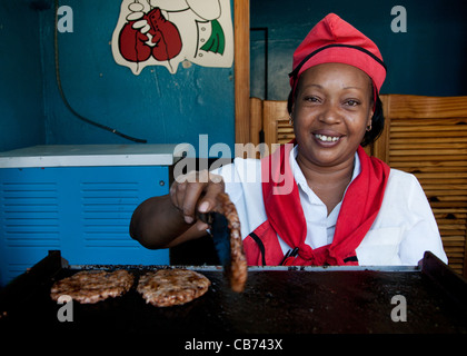 Un hamburger venditore nella parte anteriore del Capitolio, Havana (La Habana, Cuba Foto Stock