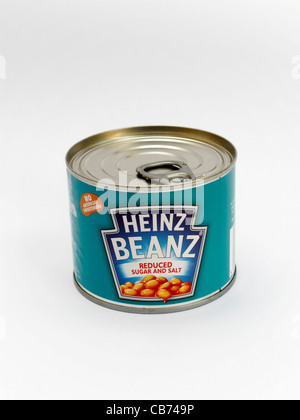 Piccole sale ridotto di grassi e anello di sicurezza a strappo stagno di Heinz fagioli su sfondo bianco Foto Stock