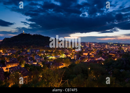 Panorama di Plovdiv, vista notturna della collina di Bunardjika, Balcani, Bulgaria Foto Stock