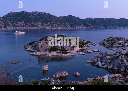 Vista panoramica di Kekova, Kalekoy, Lycian tomba, costa meridionale della Turchia Foto Stock