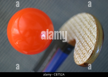 Racchetta di hockey e la sfera, attrezzature sportive vicino ups Foto Stock