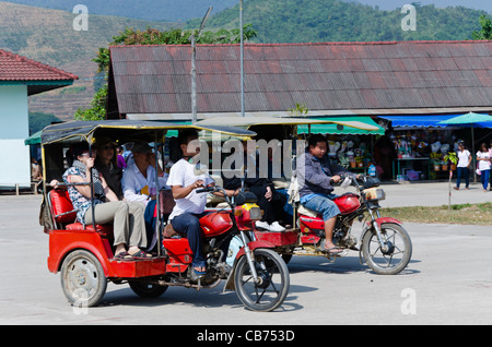 Due birmano-tuk tuks ridere i turisti & driver gara contro ogni altro per Tachileik Shwe Dagon Pagoda in Tachileik Myanmar Foto Stock