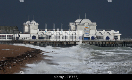 In alto mare la pastella sulla spiaggia accanto a South Parade PIER a Southsea, Hampshire. Foto Stock