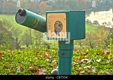 Telescopio pubblico domina la vista sul fiume Tamigi da Richmond Hill, Surrey, Inghilterra Foto Stock