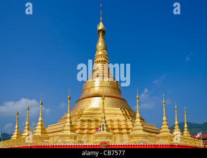 Oro gigante stupa di Tachileik Shwe Dagon Pagoda in Myanmar luccicante al sole in Myanmar Tachileik vicino Maesai Thailandia Foto Stock