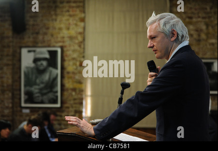 Fondatore di WikiLeaks Julian Assange parla di un WikiLeaks conferenza stampa al Frontline Club di Londra, Regno Unito lunedì 24 ottobre. Foto Stock