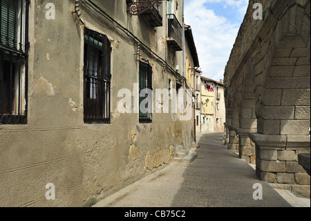 Street vicino acquedotto romano di Segovia (Spagna) Foto Stock