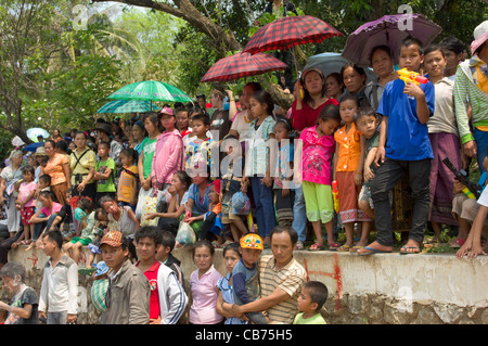 La folla in attesa di guardare la processione sul Mue Nau, metà giornata di Lao Anno Nuovo (Pi Mai Lao), Luang Prabang, Laos Foto Stock