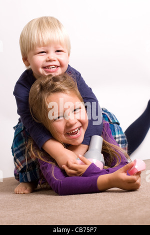 Fratello e Sorella giocando insieme a casa. Foto Stock