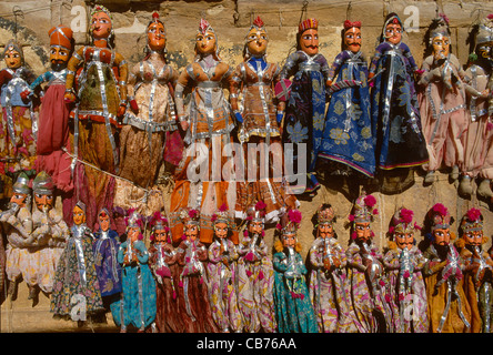 Rajasthani tradizionali burattini in vendita, appeso a una parete, Jaisalmer, Rajasthan, India Foto Stock