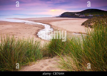 Crepuscolo sulla spiaggia di sabbia a Croyde, North Devon, Inghilterra, Regno Unito guardando verso il punto larghi. Lundy Island è all'orizzonte. Foto Stock