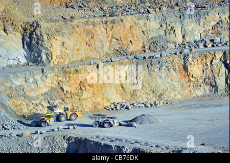 Camion a lavorare nella cava di porfido, miniera a cielo aperto per la produzione di pietrisco per la costruzione di strade a diminuire / Lessines, Belgio Foto Stock