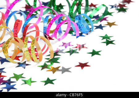 Banner con festa di carnevale decorazione a serpentina. Bandierine colorate  isolati su sfondo bianco Foto stock - Alamy