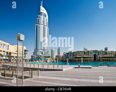 Il centro di Dubai con Dubai Shopping Mall sulla sinistra,l'indirizzo, un hotel di lusso a cinque stelle,e il Souk al Bahar sulla destra. Foto Stock