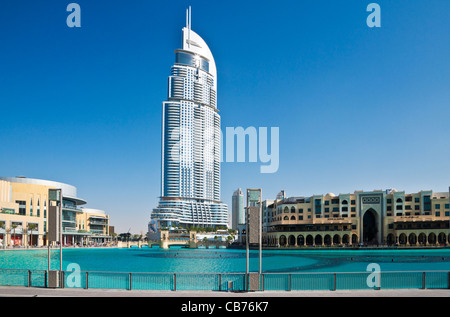 Il centro di Dubai con il Dubai Shopping Mall sulla sinistra,l'indirizzo, un hotel di lusso a cinque stelle,e il Souk al Bahar sulla destra. Foto Stock