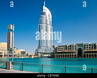 Il centro di Dubai con il Dubai Shopping Mall sulla sinistra,l'indirizzo, un hotel di lusso a cinque stelle,e il Souk al Bahar sulla destra. Foto Stock