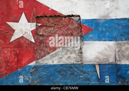 Un cubano bandiera dipinta in muri cadenti di l'Avana Vecchia (La Habana, Cuba Foto Stock