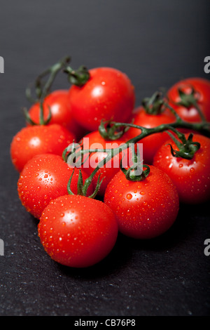 Vite pomodorini su lavagna Foto Stock