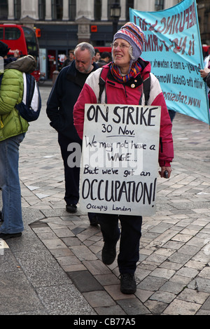 Donna protester di sostegno del settore pubblico percussori a occupare Londra accampamento di protesta, la Cattedrale di St Paul, Londra, Regno Unito Foto Stock