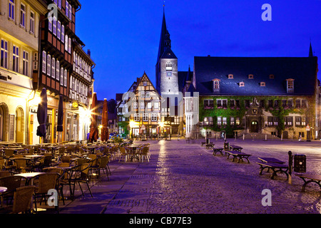 Crepuscolo in luogo di mercato, Markt, con il Municipio di Rathaus sulla destra e San Benedikti chiesa, a Quedlinburg, Germania Foto Stock