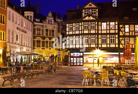 Crepuscolo in piazza del mercato o piazza, Markt, nel Patrimonio mondiale dell UNESCO di Quedlinburg, Germania Foto Stock