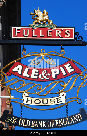 Il segno della Fuller's Ale & Pie House pub 'la vecchia banca di Inghilterra' a 194 Fleet Street, London, Regno Unito su una soleggiata giornata d'estate. Foto Stock