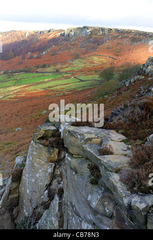 Vista dal bordo baslow guardando verso il bordo curbar derbyshire Peak District Inghilterra Regno Unito Foto Stock